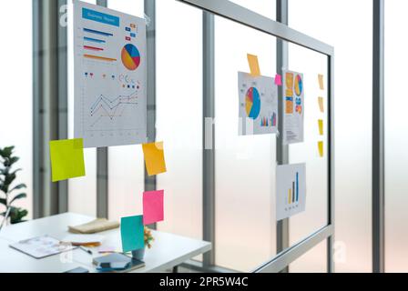 Primo piano grafico a torta colorato nel documento di report aziendale sul pannello di vetro. Foto Stock