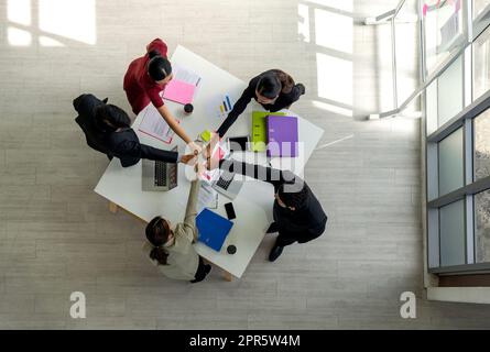 I dirigenti aziendali lavorano in un ufficio moderno con computer portatile, tablet, telefono cellulare e caffè sul tavolo. Concetto di team aziendale People. Vista dall'alto Foto Stock