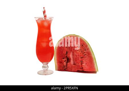 Succo di anguria fresco in vetro con paglia e fetta di anguria isolata su sfondo bianco Foto Stock