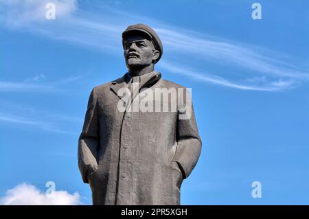 Monumento a Vladimir Lenin contro il cielo blu Foto Stock