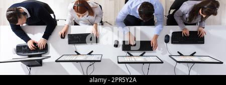 Team operatore Call Center in ufficio Foto Stock