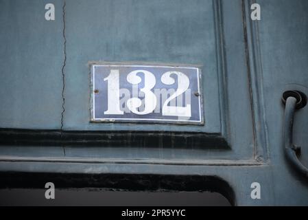 Numero 132 su una casa a Lisbona - Lisboa - la capitale del Portogallo, settembre 2018 Foto Stock