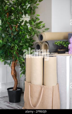 Una serie di attrezzature sportive nella sala yoga. Tappetini arrotolati per yoga, meditazione o fitness. Foto Stock