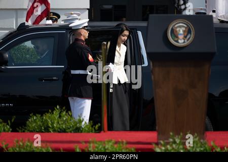 Washington, Stato di Vereinigte. 26th Apr, 2023. La signora Kim Keon Hee, First Lady of the Republic of Korea, arriva per una visita di Stato alla Casa Bianca di Washington, DC, 26 aprile 2023. Credit: Chris Kleponis/CNP/dpa/Alamy Live News Foto Stock