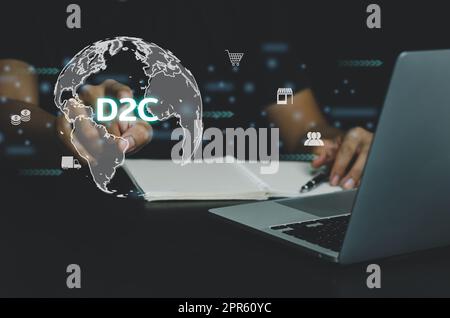 Uomo d'affari usa il computer laptop Symbol Direct to Consumer D2C schermo virtuale Internet Business Technology concetto. Foto Stock