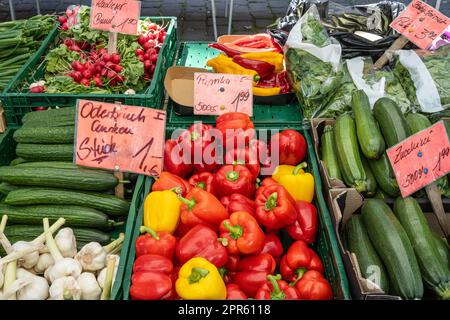 Peperone, cetriolo e zucchine in vendita sul mercato Foto Stock