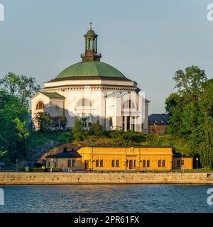 Sala da concerto Eric Ericsonhallen, ex Skeppsholmen Church fino al 2009. Vista da Stockholms strom, Stoccolma, Svezia Foto Stock