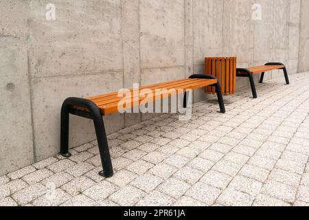 Due panchine di legno e pattumiera Foto Stock