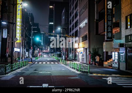 Vicolo indietro notte vista di Chuo-ku, Tokyo Foto Stock