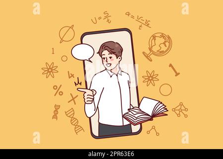 Insegnante di sesso maschile che tiene un libro con lezioni online sul cellulare. Un uomo sicuro e sorridente che insegna agli studenti utilizzando l'applicazione Internet per smartphone. Remo Foto Stock