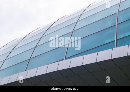 Design moderno della cupola del tetto in vetro e cemento, concetto di costruzione architettonica, primo piano Foto Stock