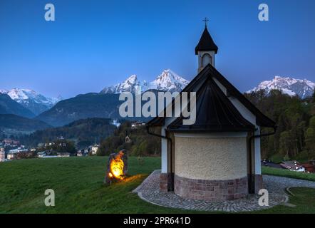 Dawn alla cappella di Kirchleitn di fronte al monte Watchmann, Berchtesgaden, Germania Foto Stock