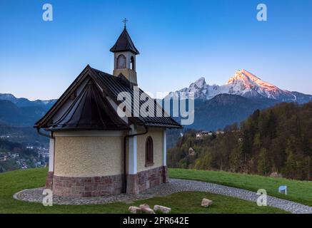 Dawn alla cappella di Kirchleitn di fronte al monte Watchmann, Berchtesgaden, Germania Foto Stock