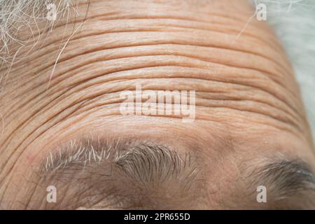 Anziana donna asiatica faccia e occhio con rughe, ritratto primo piano vista. Foto Stock