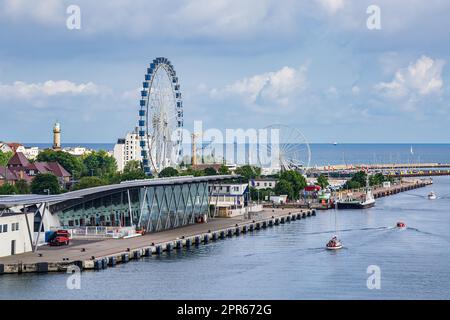 Ruota panoramica sulla costa del Mar Baltico a Warnemuende, Germania Foto Stock