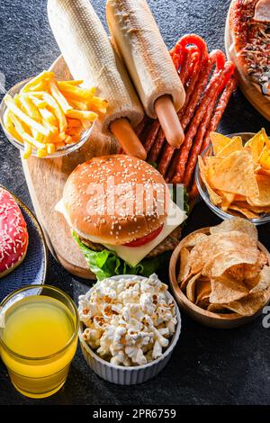 Alimenti che aumentano il rischio di cancro. Cibo spazzatura Foto Stock