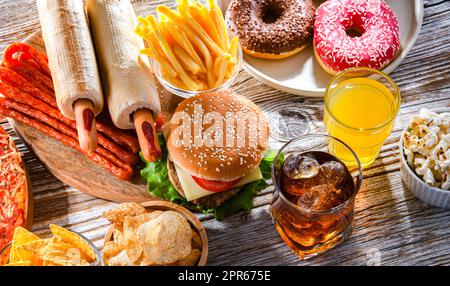 Alimenti che aumentano il rischio di cancro. Cibo spazzatura Foto Stock