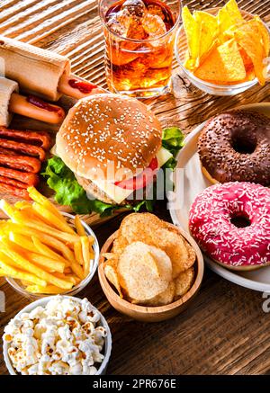 Alimenti che aumentano il rischio di cancro. Cibo spazzatura Foto Stock