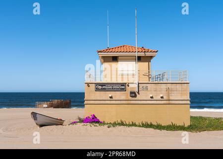 DOCKWEILER STATE BEACH, LOS ANGELES COUNTY, CALIFORNIA, USA - 19 APRILE 2023: Bagnino Tower a Dockweiler Beach a Los Angeles vicino all'aeroporto LAX. Foto Stock