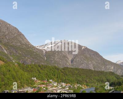 Il villaggio di Eidfjord e l'hardangerfjord in norvegia Foto Stock