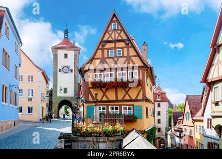 L'iconico paesaggio medievale di Plönlein con Kobolzeller Steige e Spitalgasse a Rothenburg ob der Tauber nella regione della Franconia in Baviera in Germania Foto Stock