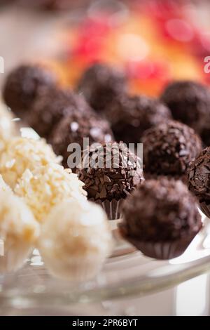 Dessert freschi, appetitosi, dolci e moderni si avvicinano a un tavolo a buffet decorato Foto Stock