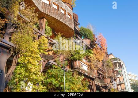 Immobiliare edificio verde residenziale a Torino. Esterno dal design moderno, piante e legno integrati. Foto Stock