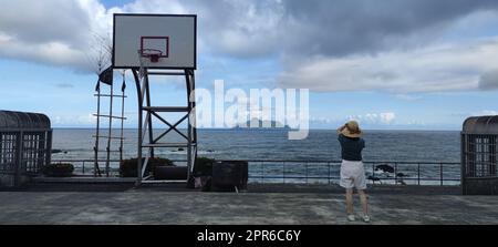 Campo da pallacanestro di fronte al tempio Daxi Da'an! Seduto sulla vista mare da sogno dell'Isola di Guishan, Contea di Yilan, Taiwan Foto Stock