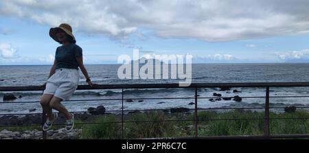 Campo da pallacanestro di fronte al tempio Daxi Da'an! Seduto sulla vista mare da sogno dell'Isola di Guishan, Contea di Yilan, Taiwan Foto Stock