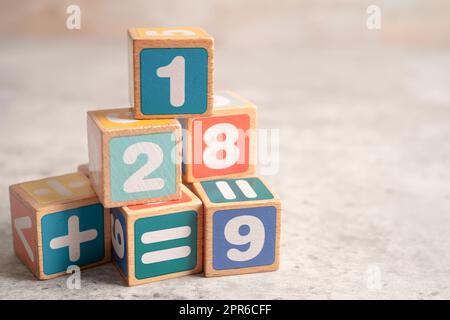 Numero matematico colorato su sfondo bianco, studio di formazione matematica apprendimento concetto di apprendimento. Foto Stock