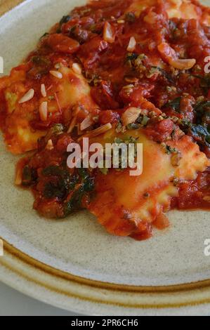 Ravioli vegetali su un piatto pronto da mangiare Foto Stock