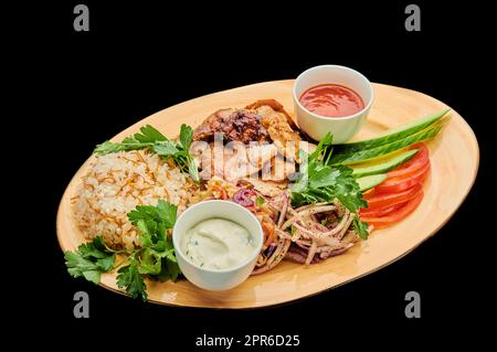 Aprire shawarma di pollo con riso turco su uno sfondo nero isolato Foto Stock