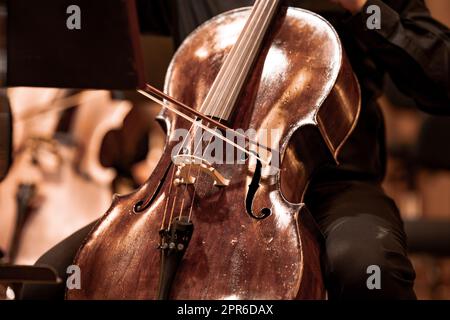 Violoncello sul palco della Filarmonica durante un concerto Foto Stock