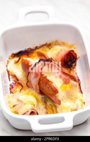 wurst in pancetta al forno con formaggio chedar Foto Stock