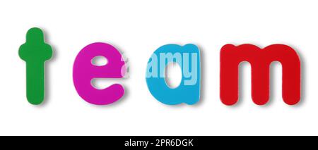 Lettere magnetiche colorate a squadra su bianco con tracciato di ritaglio Foto Stock