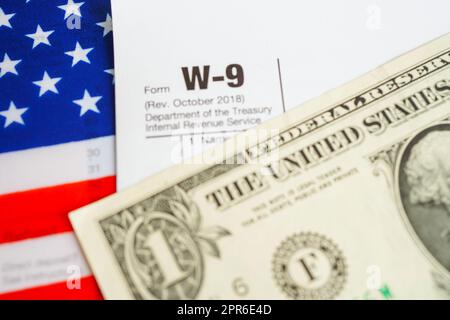 Modulo fiscale W-9 richiesta di numero di identificazione contribuente e certificazione, concetto di finanza aziendale. Foto Stock