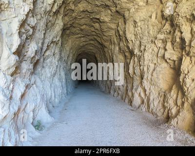 bellissimo tunnel fatto manualmente nella pietra molto antica Foto Stock