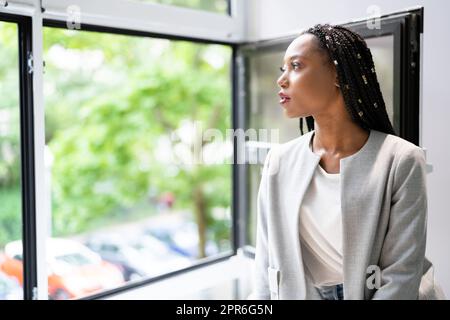 Aprire la finestra di Office. Respirare aria fresca Foto Stock