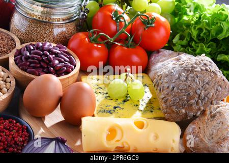 Composizione con un assortimento di prodotti alimentari biologici sul tavolo Foto Stock