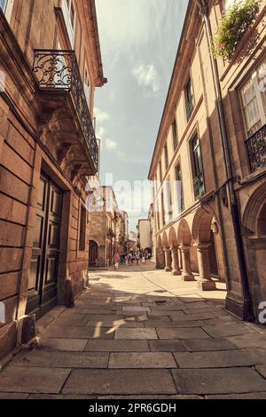 Vista su una strada nel centro storico di Santiago de Compostela Foto Stock