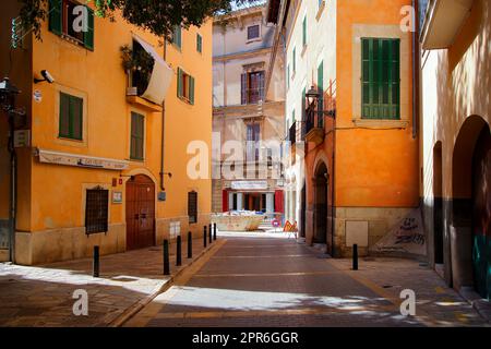 Palma, Maiorca - 5 agosto 2019 : strada stretta circondata da edifici storici nel centro storico di Palma de Mallorca, nell'isola delle Baleari Foto Stock