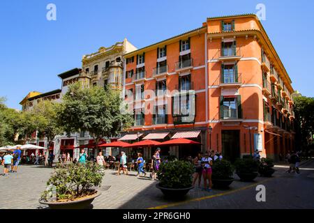 Palma di Maiorca - 5 agosto 2019 : facciata rossa sulla Plaza de Cort (Piazza Cort) nel centro storico di Palma di Maiorca, nelle Isole Baleari Foto Stock