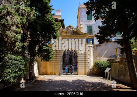 Palma, Mallorca - 5 agosto 2019 : porta d'ingresso ad un parco pubblico nel centro storico di Palma de Mallorca, nelle Isole Baleari, Spagna Foto Stock