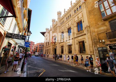 Palma, Mallorca - 5 agosto 2019 : facciata del Consiglio dell'Isola di Palma de Mallorca nelle isole Baleari, Spagna - edificio gotico nella città vecchia Foto Stock