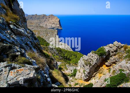 Cala Bóquer come si vede dalla torre di guardia Albercutx su una montagna di Capo Formentor sulla costa nord-orientale di Maiorca nelle Isole Baleari, Sp Foto Stock