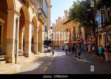 Palma, Mallorca - 5 agosto 2019 : facciata del Consiglio dell'Isola di Palma de Mallorca nelle isole Baleari, Spagna - edificio gotico nella città vecchia Foto Stock