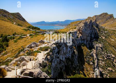 Vista sul porto di Port de Pollenca, un villaggio sul mare situato sulla costa settentrionale di Maiorca da una montagna nelle isole Baleari, Spagna Foto Stock