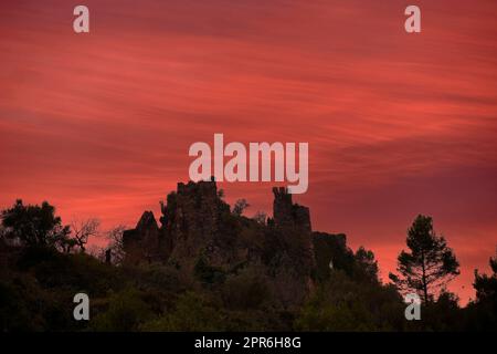 Jinquer, Castellon Spagna. Rovine di un castello abbandonato in cima alla montagna Foto Stock