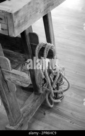 Un vecchio banco di lavoro in legno, banco di lavoro in officina. Foto Stock