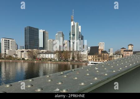 Skyline di Francoforte, Germania, in una giornata di sole Foto Stock